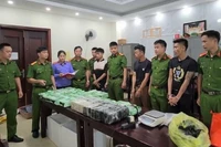  La police a arrêté deux suspects et saisi 60 pains d’héroïne et 37 kg de méthamphétamine. laodong.vn