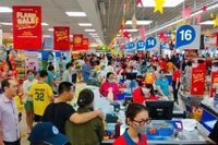 Clients dans un supermarché à Hô Chi Minh-Ville. Photo: VNA