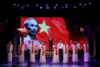 Des chanteurs interprètent des chansons dans le cadre du programme «Le cœur du Guide». Photo: gracieusé du Théâtre de la jeunesse du Vietnam