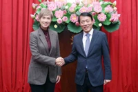 Le ministre de la Sécurité publique, Luong Tam Quang (à droite) et la ministre singapourienne du Développement numérique et de l’Information, Josephine Teo, se serrent la main, à Hanoi, le 15 janvier. Photo : VNA