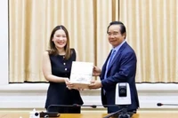 Le président du Comité populaire de Hô Chi Minh-Ville, Nguyên Van Duoc (à droite) et Chanida Klyphun, directrice des politiques publiques pour l'Asie du Sud-Est chez TikTok, lors de la rencontre. Photo : NDEL