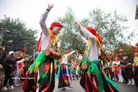 Des hommes du village de Triêu Khuc, à Hanoi, exécutent la danse traditionnelle «Con di danh bông». Photo: VNA