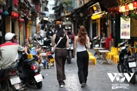 Deux touristes étrangères flânent dans la rue Ta Hiên, à Hanoi. Photo : VOV
