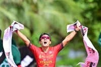 Kenshin Mizushima franchit la ligne d'arrivée du BIM Group IRONMAN 70.3 Phu Quoc 2025. Photos : Sunrise Events Vietnam