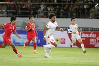 L'attaquant vietnamien Nguyên Xuân Son (au centre) en action lors du match Vietnam-Laos, comptant pour les qualifications de la Coupe d'Asie 2026, le 19 novembre à Vientiane. Le Vietnam s'est imposé 2-0. Photo : VFF