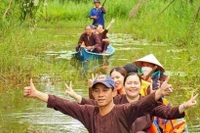 Une randonnée en sampan à travers la forêt de Cà Mau (Sud). Photo : VNA