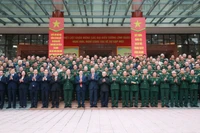 Le secrétaire général du Parti, Tô Lâm pose avec les délégués lors de la rencontre. Photo : VNA