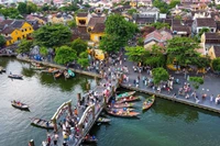 Hôi An, joyau du Centre du Vietnam inscrit à l'UNESCO, est célèbre pour sa vieille ville piétonne aux façades jaunes, ses lanternes colorées, son pont japonais et ses tailleurs sur-mesure. Photo : zingnews.vn