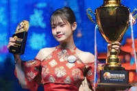 La jeune chanteuse Dàm Thuy Tiên avec sa Coupe d'or. Photo : thethaovanhoa.vn