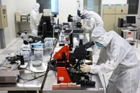 Dans le Laboratoire des semi-conducteurs du Centre de recherche et développement, du Parc de haute technologie de Hô Chi Minh-Ville, en décembre 2024. Photo : VnExpress