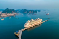Le port international de croisière de Ha Long accueille de grands paquebots internationaux transportant des milliers de passagers. Photo: dantri.com.vn
