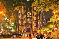 Devant la cathédrale Saint-Joseph de Hanoi. Photo: kidsplaza.vn