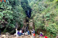 Pause des touristes près d'une cascade. Photo: VOV