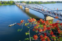 Nichée le long de la poétique rivière Hương (rivière des Parfums), Huê séduit les visiteurs par son charme ancestral, son atmosphère paisible et sa beauté lyrique. Photo : thuanan.hue.gov.vn