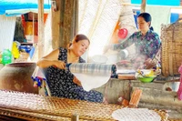 Aujourd'hui, une soixantaine de familles maintiennent une production régulière dans le village, un chiffre qui atteint près de 200 pendant la période précédant le Têt – un nombre toujours bien inférieur à celui d'il y a plusieurs décennies. Photo: laodong.vn