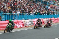 Depuis des années, le stade de Cân Tho est un lieu populaire pour les courses de motos pendant le Nouvel An lunaire. Photo: suckhoemoitruong.com.vn