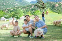 Une jeune famille sud-coréene visitant les villes côtières de Nha Trang et de Ninh Thuan. Photo : NhaTrangTourist