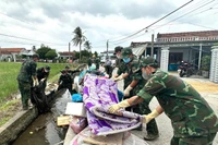Des soldats nettoient les routes dans la la commune de Hoa Thinh, dans la province de Dak Lak. Photo : VNA