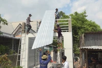 Le groupe de bénévoles du district de Lai Vung, dans la province de Dông Thap, construit des maisons gratuites pour les ménages dans le cadre du programme d’élimination des logements précaires et délabrés. Photo : VNA