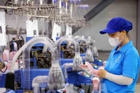 Ligne de production de chaussettes pour l’exportation chez la SARL SUNJIN AT&C VINA, dans la zone économique de Chân Mây - Lang Co, dans la ville de Huê. Photo : VNA