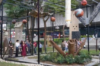 Des débris d’avion et des carcasses de bombes sont mis en scène dans un espace artistique. Photo: NDEL