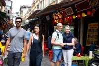 Touristes étrangers visitant le vieux quartier de Hanoi avec ses marchés, la street food, les spectacles traditionnels et ses sites historiques. Photo: VNA