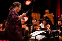 La cheffe d’orchestre Zahia Ziouani. Photo: anninhthudo.vn