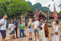 Des touristes internationaux visitent les sites historiques des temples des rois Dinh et Lê dans l'ancienne capitale de Hoa Lu, province de Ninh Binh. Photo: VNA