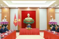 Le secrétaire général du Parti communite du Vietnam, Tô Lâm (centre) lors de son entretien téléphonique avec le président russe Vladimir Poutine. Photo: VNA