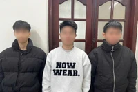 Les suspects devant les enquêteurs du département de police d'enquête de la province de Tuyên Quang. Photo: VNA