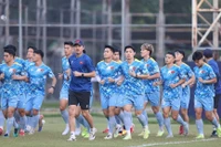 L'équipe vietnamienne des moins de 22 ans s'entraîne avant son match d'ouverture des 33èmes Jeux d'Asie du Sud-Est. Photo : VFF