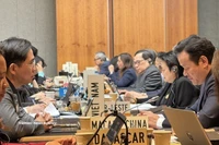 L'ambassadeur Mai Phan Dung (à droite) et le conseiller Pham Quang Huy (à gauche) lors de la réunion, à Genève. Photo diffusée par la VNA