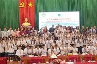 Représentants et élèves posent lors de la cérémonie de remise du LabelFrancÉducation, à Cân Tho, le 11 mars. Photo : VNA