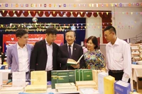 L'ambassadeur du Vietnam au Laos, Nguyên Minh Tâm, présente des livres lors du 6e Festival international du livre et de la culture au Laos. Photo: VNA