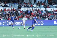 Huynh Nhu et ses coéquipières ne pouvaient rien faire face aux puissantes attaques des joueuses japonaises. Photo : VFF