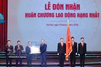 Le secrétaire général du Parti, Tô Lâm (au centre), décerne l’Ordre du Travail de première classe au journal Nhân Dân, à Hanoi, le 11 mars. Photo : VNA