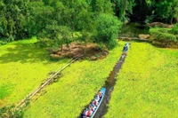 Des visiteurs découvrent la zone écotouristique Mua Xuan. Photo : La zone écotouristique Mua Xuan.