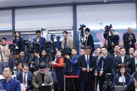 Des journalistes vietnamiens et étrangers couvrent le 14e Congrès national du Parti. Photo : VNA