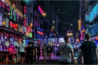 Des expositions d’art aux rues piétonnes, Hô Chi Minh-Ville s’illumine grâce au tourisme nocturne. Photo: thanhnien.vn