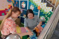 Mme Mông Hông Hanh (droite) prépare des jouets recyclés pour la leçon. Photos : CTV/CVN