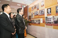 Des visiteurs voient des photos à l'exposition « Le chemin révolutionnaire du camarade Hô Chi Minh en Chine ». Photo: VNA