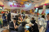 Les stands vietnamiens ont attiré l'attention de nombreux acheteurs et distributeurs lors du salon SIAL Interfood 2025 à Jakarta, en Indonésie. Photo : VNA