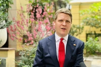 Le ministre norvégien du Développement international Åsmund Aukrust au micro de l’Agence vietnamienne d’information (VNA). Photo : VNA