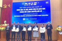 Présence des intervenants à la conférence internationale "Sciences sociales, humanités et éducation dans le contexte de la transformation numérique", à Hanoi, le 27 novembre. Photos: CVN