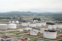 D’ici la fin mars, la raffinerie de Dung Quât devrait recevoir de l’éthanol carburant de Central Biofuels JSC (BSR-BF) pour son incorporation dans l’essence E10 RON95, ce qui augmentera encore la production nationale. Photo: VNA