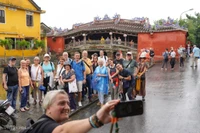 Des touristes étrangers visitent la vieille ville de Hôi An, à Dà Nang, le 1er novembre 2025, peu après la décrue. Photo : VnExpress