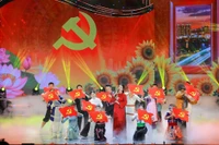 Une représentation dans le cadre du programme politico-artistique intitulé « Duong lên phia truoc » (La voie à suivre), à Hanoi, le 4 février. Photo : VNA