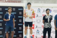 Le Vietnamien Phan Phuc Thinh (centre) bat son rival indien Tanmoy Bikash Boruah pour remporter le tournoi de badminton Botswana International 2025 Photo : alothethao.vn