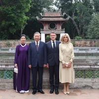 Le secrétaire général du Parti, Tô Lâm, et son épouse Ngo Phuong Ly, le président français, Emmanuel Macron, et son épouse Brigitte Macron, au Temple de la Littérature – Quoc Tu Giam. Photo: VNA