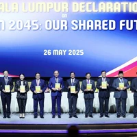 Les dirigeants des pays de l'ASEAN et du Timor-Leste signent a Déclaration de Kuala Lumpur « ASEAN 2045 : Notre avenir commun ». Photo : VNA